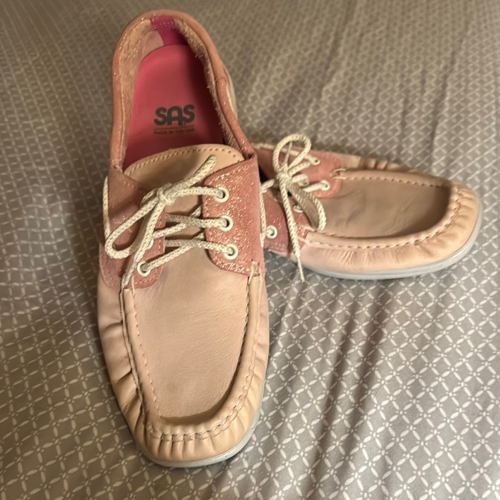SAS woman’s Two-Tone Leather Boat Shoes